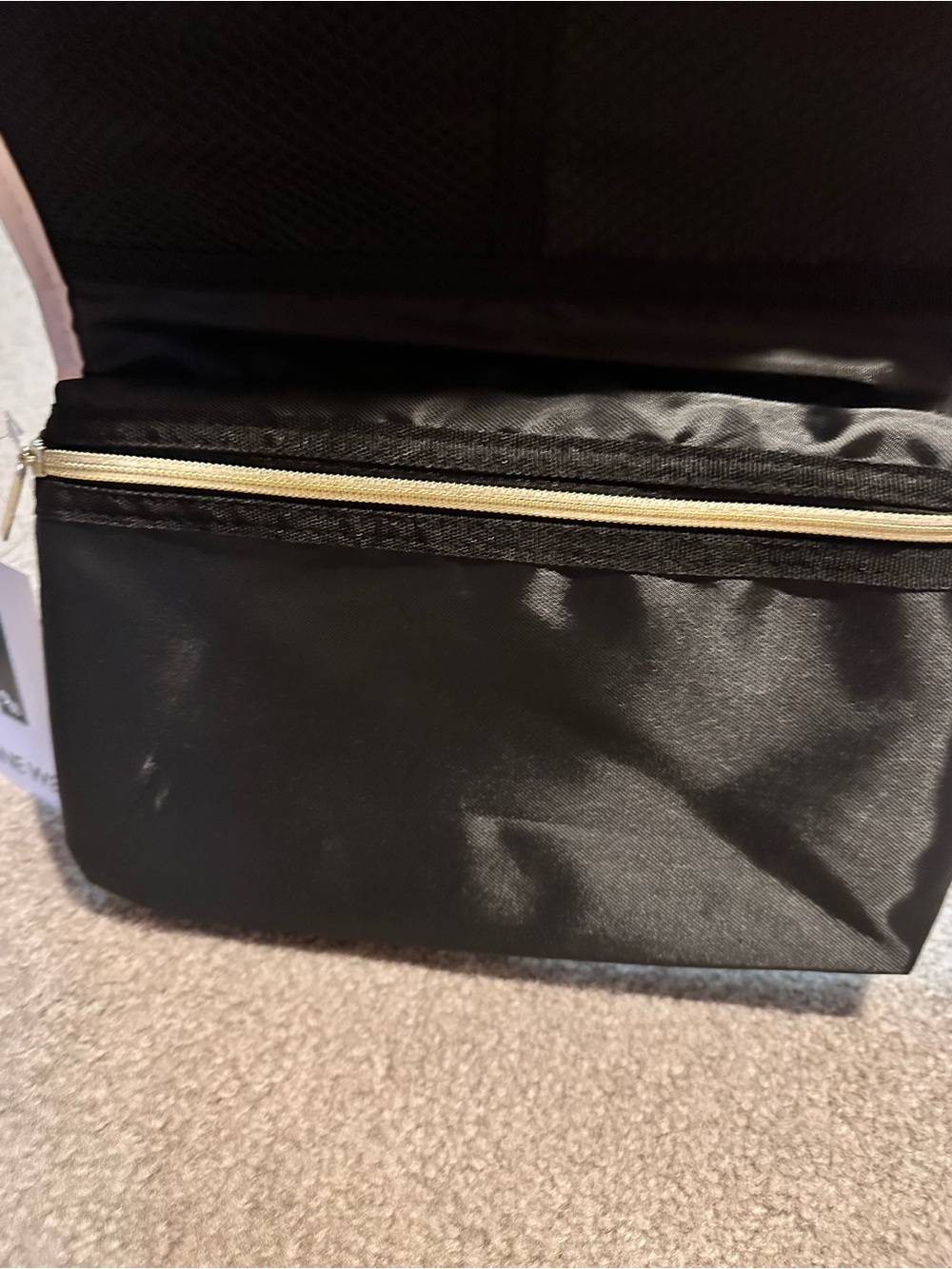 Hanging travel organizer - Picture 3 of 4
